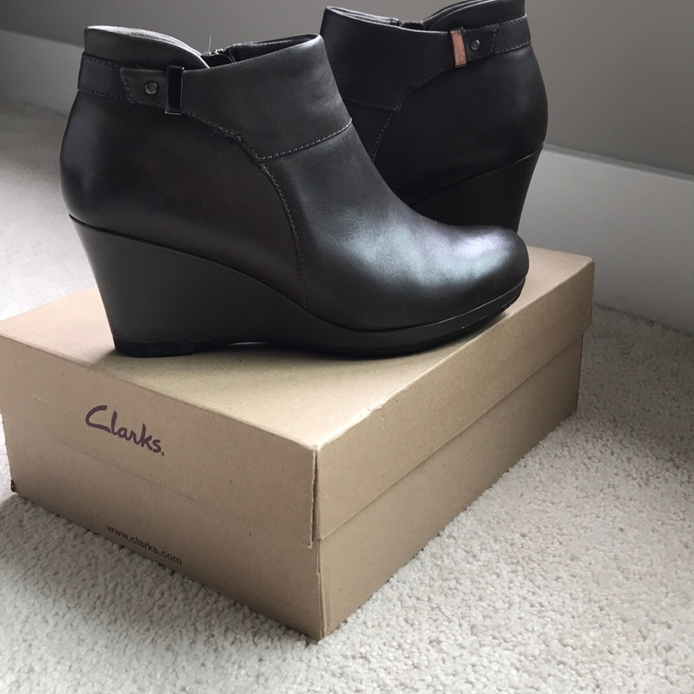 EUC Clarks Camryn Fiona Leather Booties
